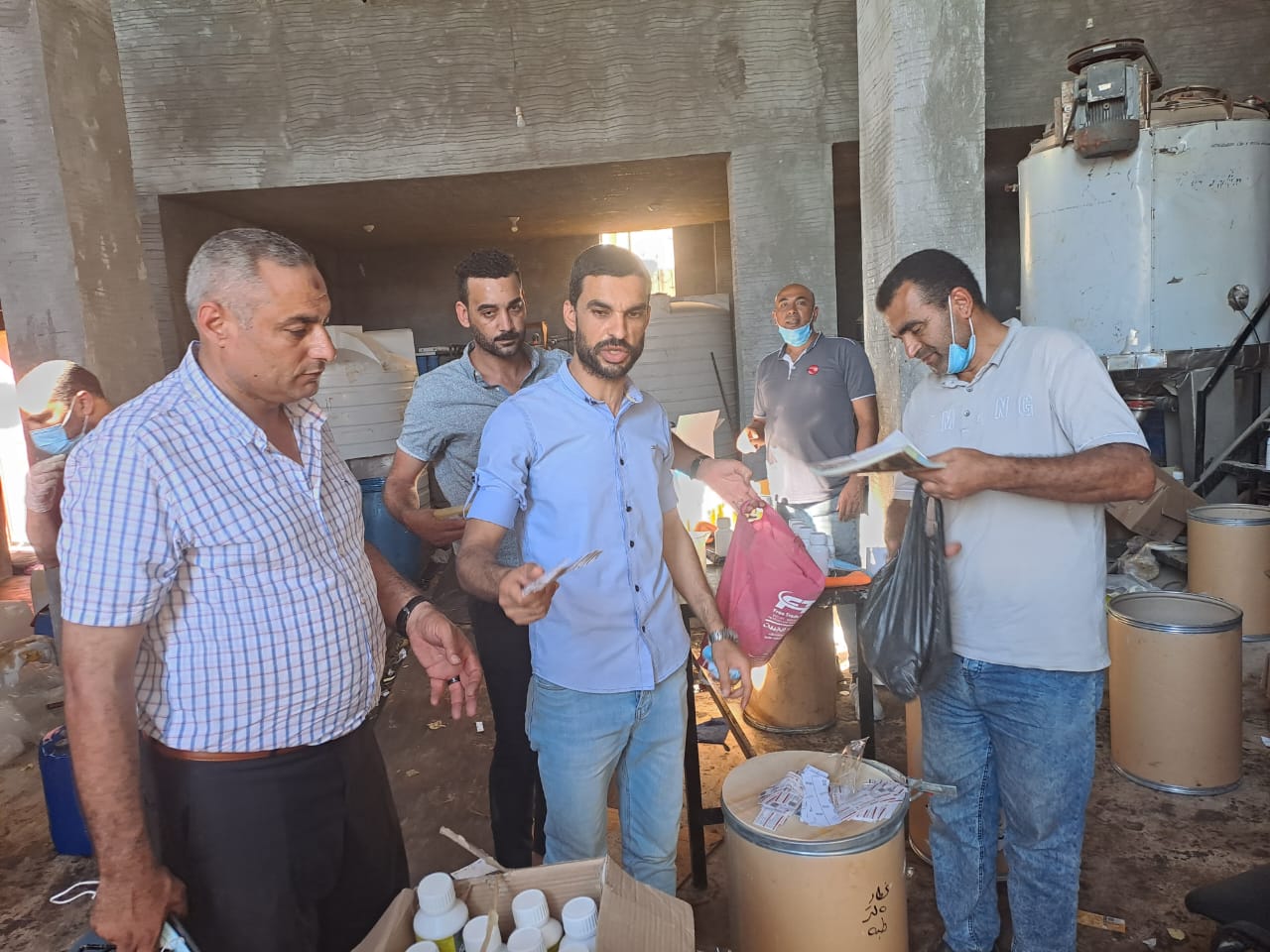 بالصور ...حملة أمنية تضبط 30000 قطعه كهربائية  داخل مصنع بدون ترخيص ومحطة وقود لتجميعها 300 لتر سولار بالبحيرة 