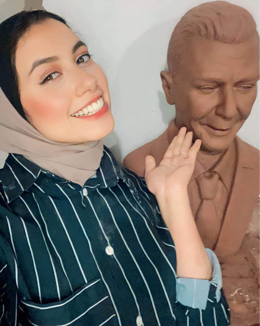 حبيية علي تُغرد في سماء النحت وتُبدع في تصميم تمثال الفنان محمود حميدة  