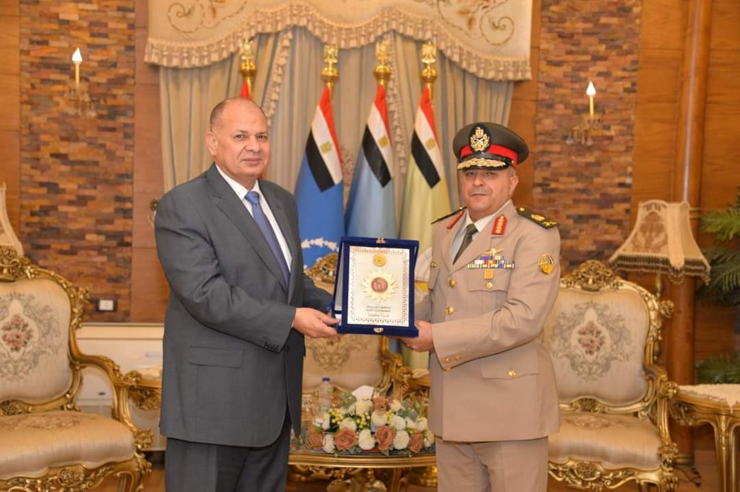 محافظ أسيوط يضع إكليل الزهور على قبر الجندي المجهول