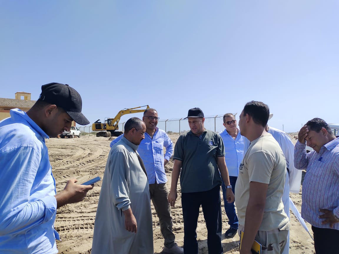 أعمال تكريك وتطهير مرسى الصيادين «جونة التراكي» بإدكو. 