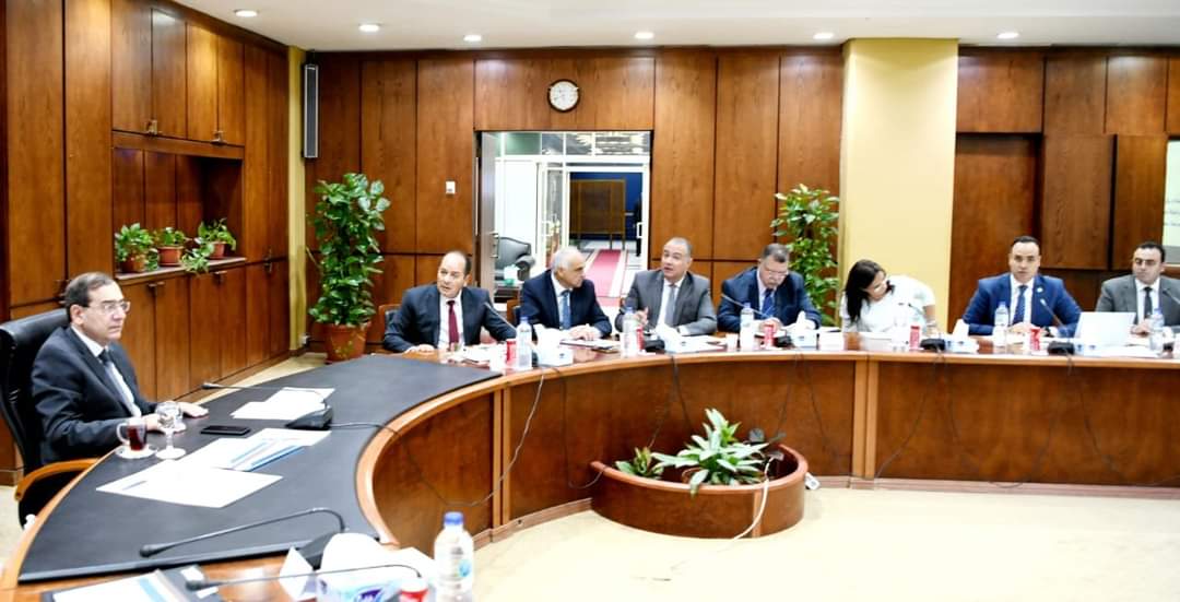 البترول يتابع خطط سير العمل وتأثيرات الحرب الروسية الأوكرانية