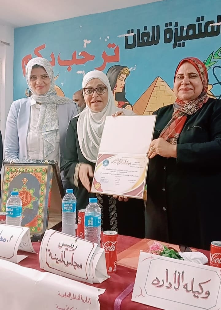 وكيل إدارة القناطرالخيرية بمحافظةالقليوبية تكرم  ابنة البطل جمعه الشوان  في إحتفاليةذكرى انتصارات أكتوبر