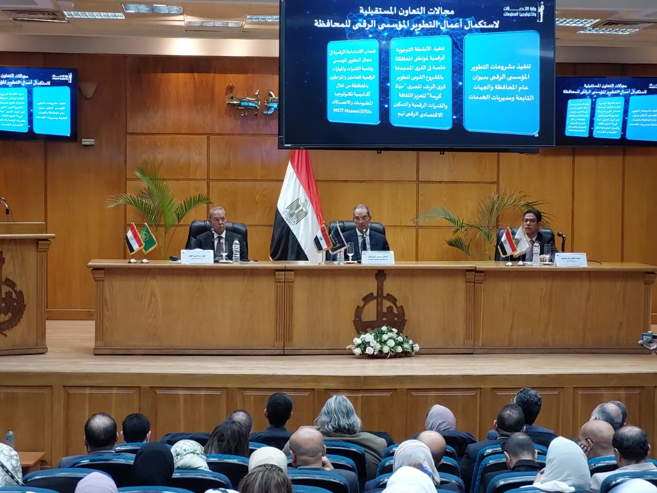 خلال زيارة وزير الاتصالات:  رئيس جامعة بنها: حريصون على المشاركة فى كافة مبادرات بناء الإنسان المصرى