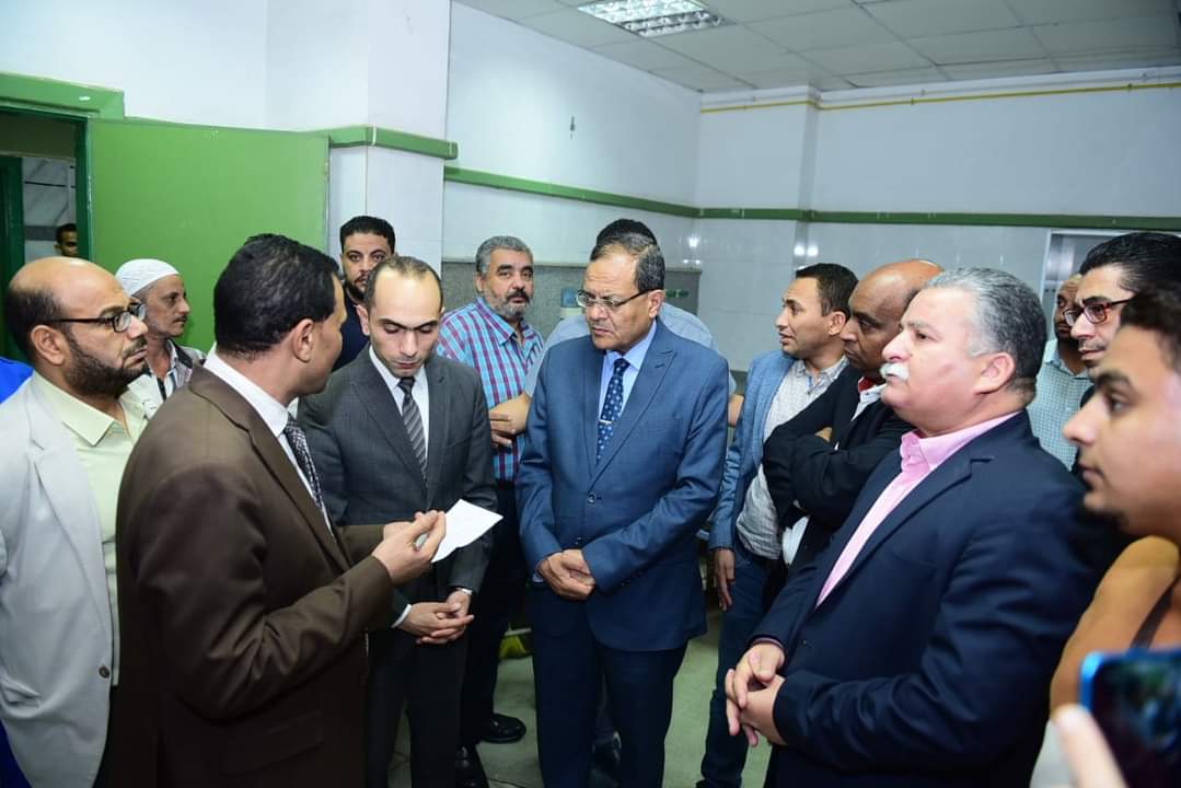 رئيس جامعة سوهاج ومدير الامن ونائب المحافظ يتفقدون مصابي حادث طريق سوهاج -البحر الاحمر بالمستشفي الجامعي