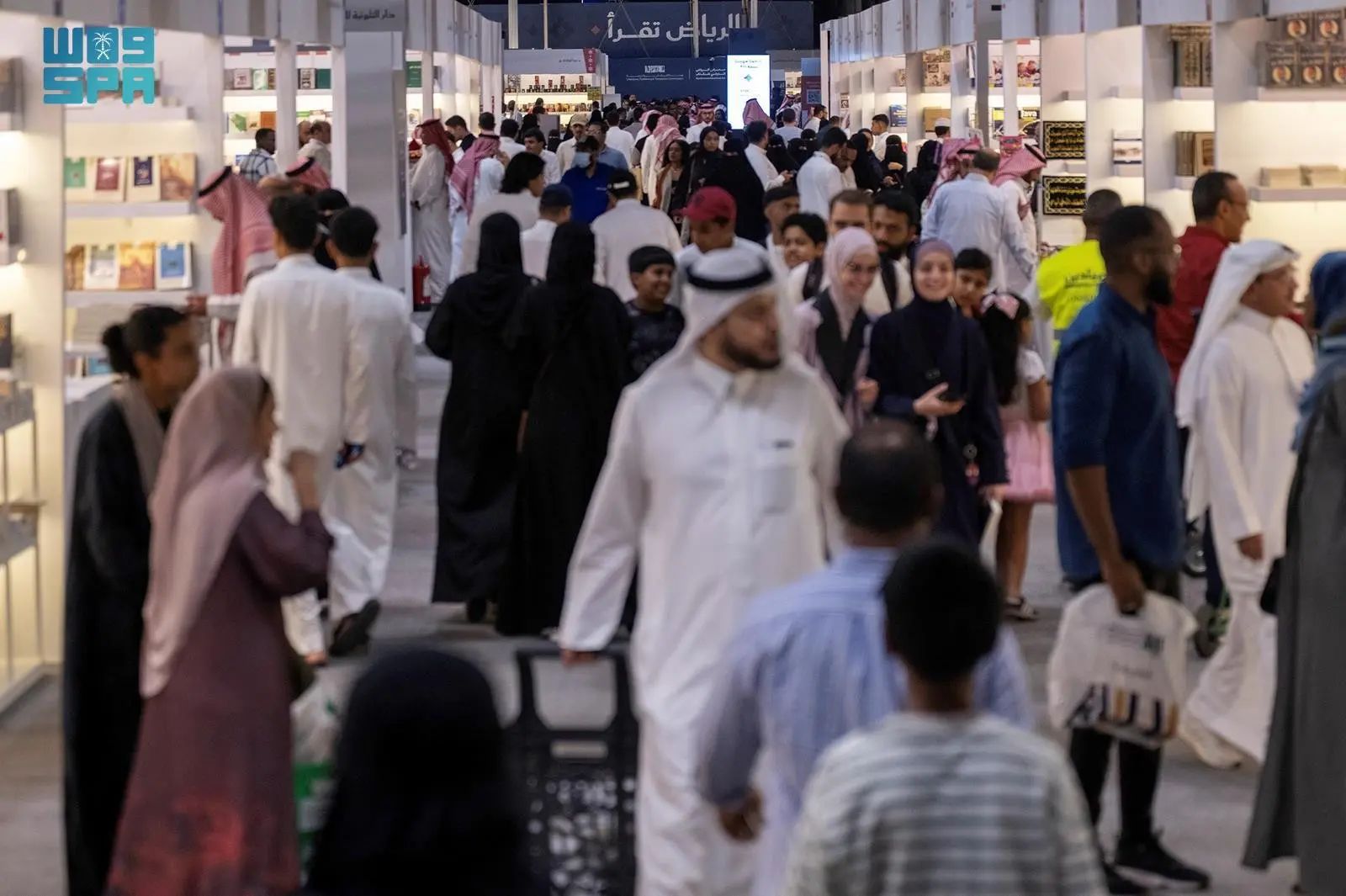 معرض الرياض الدولي للكتاب يواصل فعالياته كأكبر تظاهرة ثقافية في المنطقة بمشاركة ألفي دار نشر من 25 دولة 