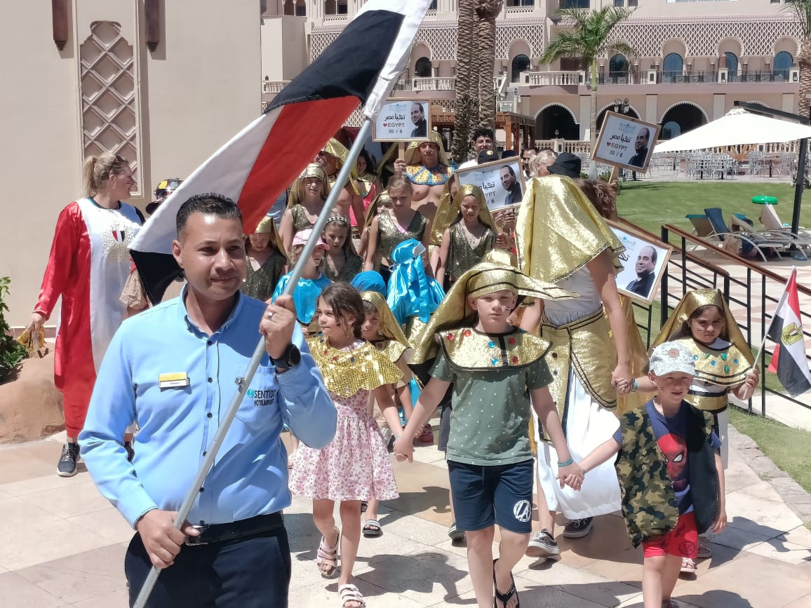 فنادق الغردقة تنظم مسيرة احتفالية في ذكرى 30 يونيو على الشواطئ بمشاركة السائحين الأجانب | صور