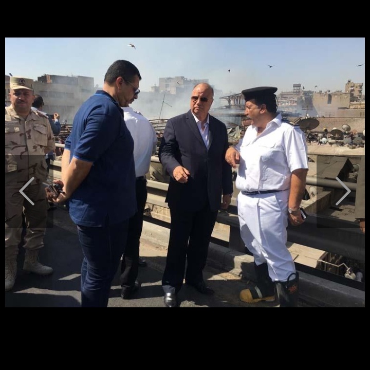 بالصور : محافظ القاهرة وسط حريق العتبة