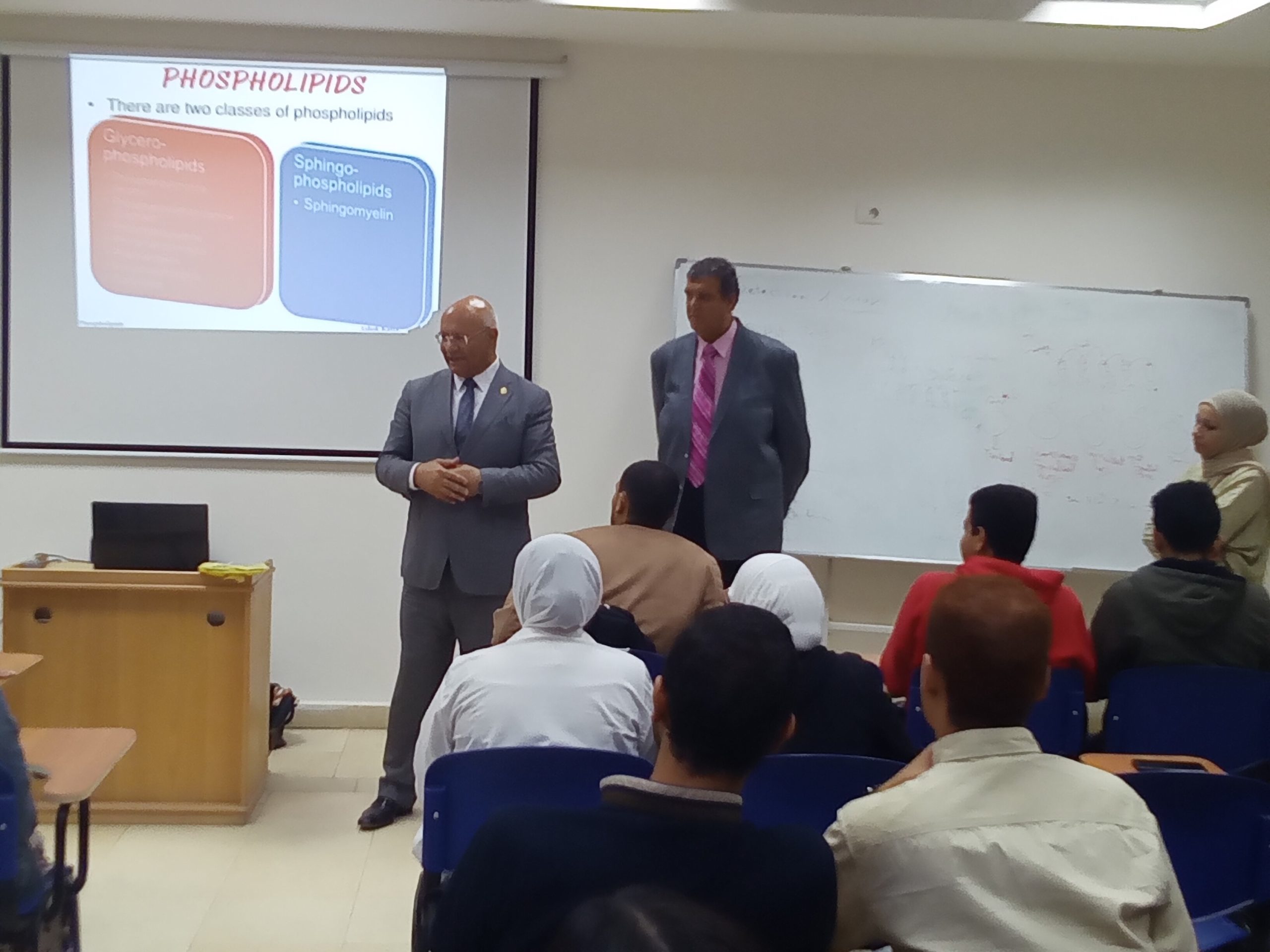 استمراراً للحوار الطلابي بكليات الجامعة : رئيس جامعة بنها يتفقد سير العملية التعليمية والامتحانات بمقر الجامعة بالعبور