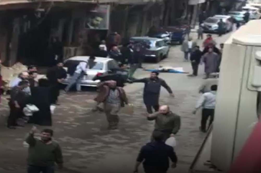 وسط ذهول المارة ..شاب يذبح نفسه بمنطقة فيصل