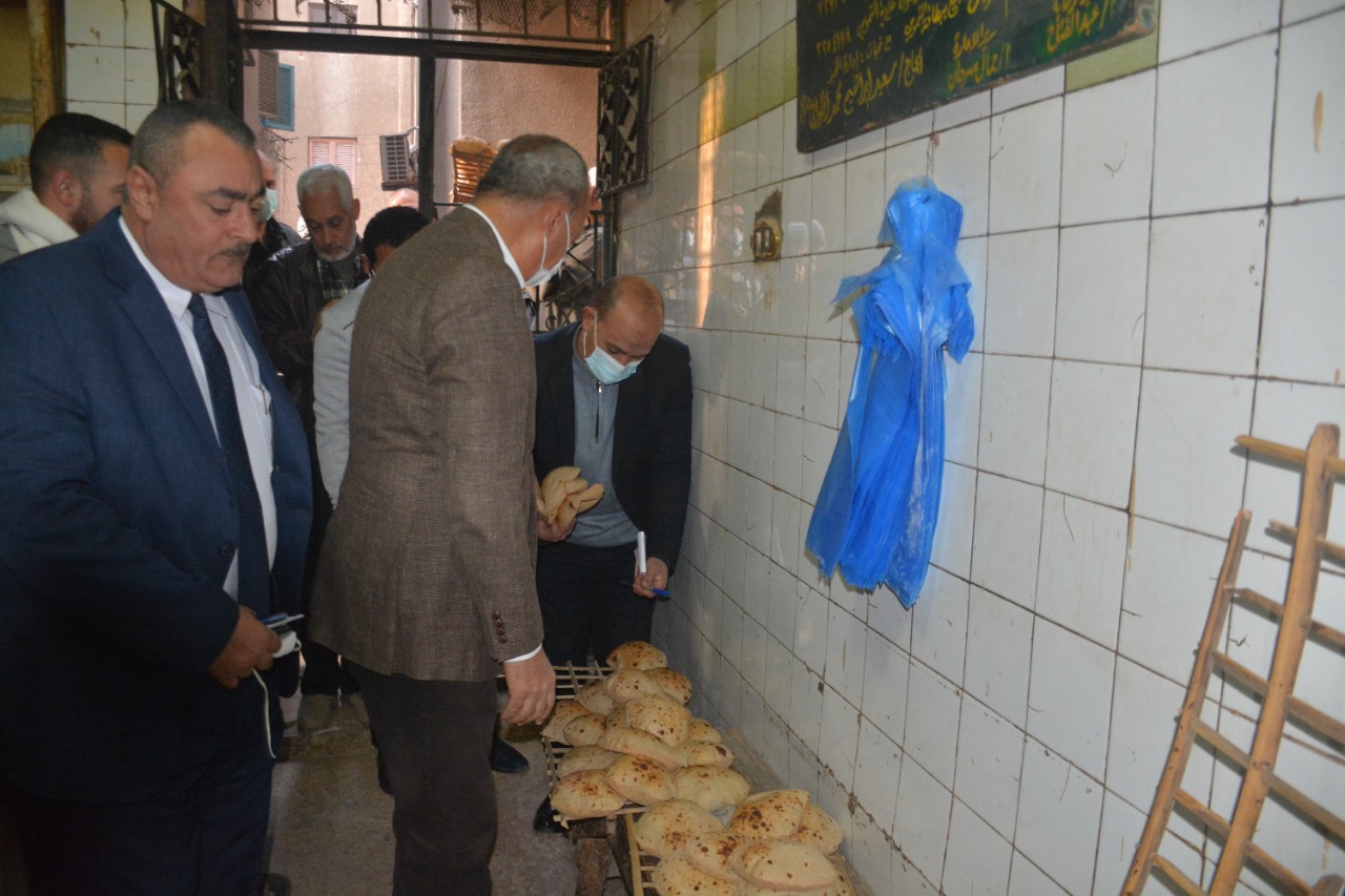 بالتنسيق مع مديرية التموين ....... محافظ القليوبية يقوم بحملة مفاجئة على المخابز بمدينة بنها للتأكيد على جودة الخبز ومطابقته للمواصفات ونظافته وتحرير عدد 7 محاضر متنوعة للمخالفين 
