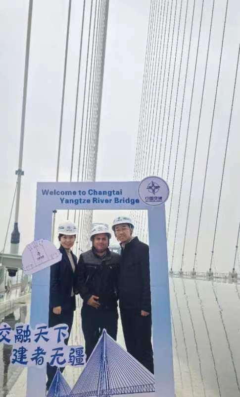 بالصور ..صوت الوطن أول صحيفة مصرية فوق جسر الصين العظيم 