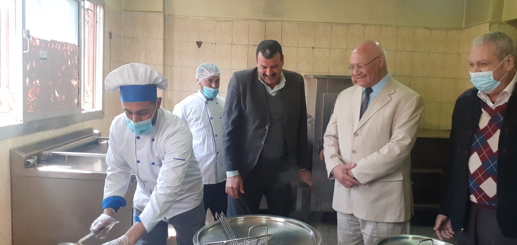 فى جولة مفاجئة :   رئيس جامعة بنها يتفقد الخدمات بالمدينة الجامعية بمشتهر 