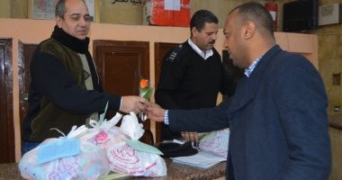 النائب عمرو أبو اليزيد يوزع الورود على ضباط قسم بولاق بمناسبة عيد الشرطة