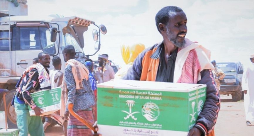 مركز الملك سلمان للإغاثة يوزع سلال غذائية في محافظات الصومال