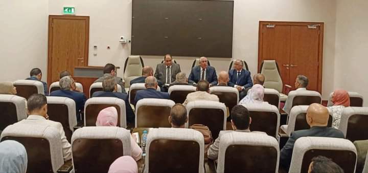 وزير الزراعة يجتمع مع عدد من الباحثين في مجالي الانتاج الحيواني والبساتين