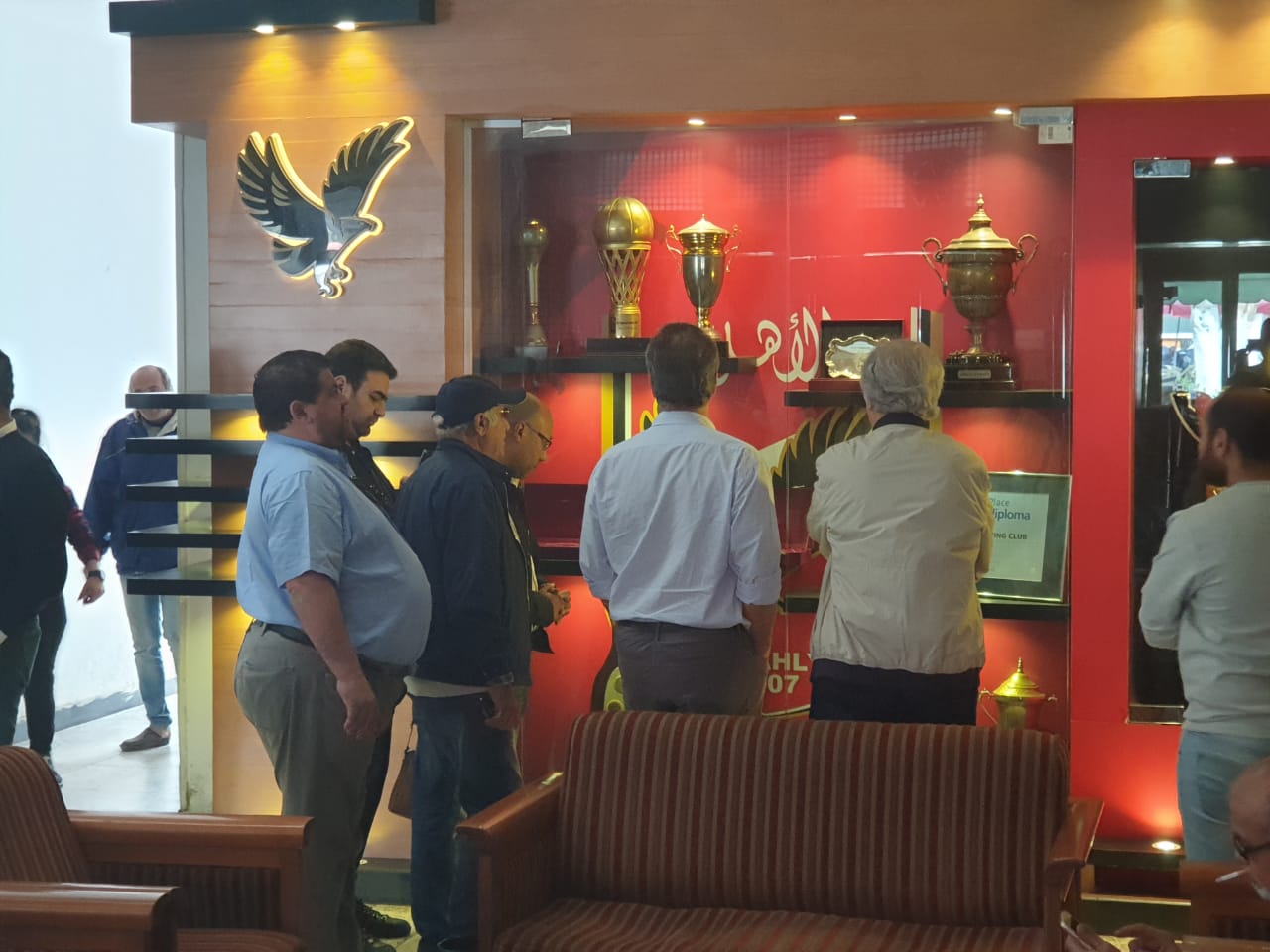 مارتن لاسارتي يشاهد دولاب بطولات الأهلى خلال جولته بالنادى