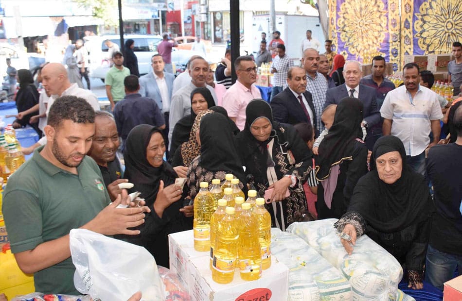 ضمن مبادرة «تخفيض الأسعار».. محافظ البحر الأحمر يفتتح معرض السلع الغذائية بالغردقة