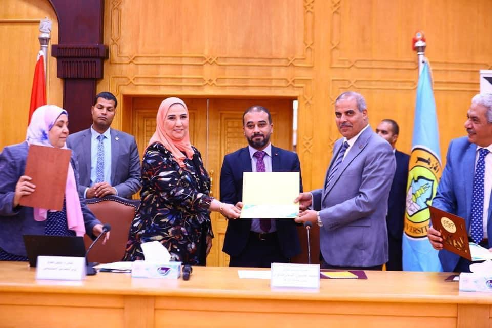 القباج تطلق المرحلة الثانية من المبادرة القومية لتكافؤ الفرص التعليمية .. وتسلم عددًا من أجهزة اللاب توب المدعمة ببرنامج ناطق للطلاب ذوي الإعاقة البصرية بجامعة الأزهر