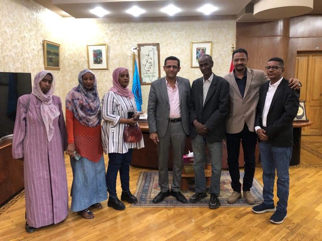 نقيب الصحفيين يستقبل وفدًا من الصحفيين السودانيين ويعلن تضامنه معهم