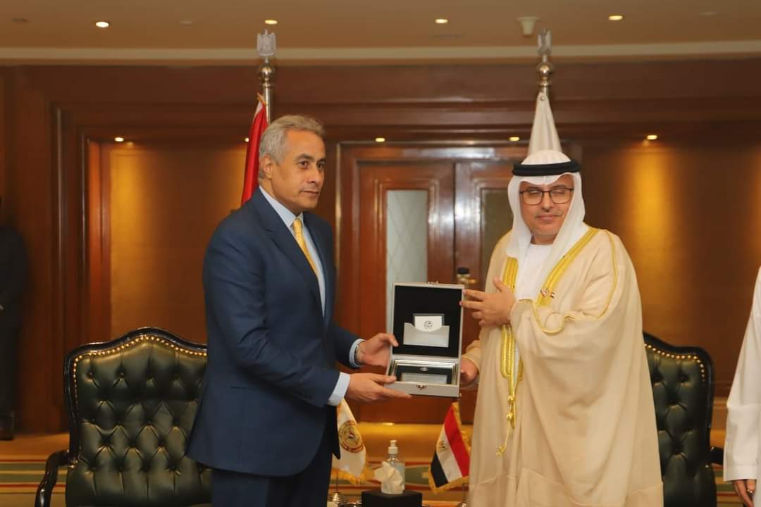 في مؤتمر العمل العربي بالقاهرة :وزير القوى العاملة يلتقي نظيره الاماراتي وتنسيق وتعاون في القضايا المشتركة .