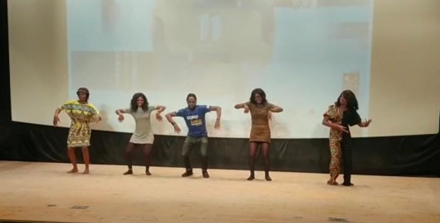 الفرقة النيجيرية كالابار دانس تروب في ختام مهرجان القصر للسينما الإفريقية وتكريم السينما الأوغندية خلال الحفل 