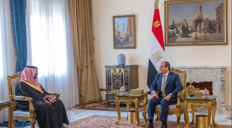 بتوجيه من القيادة السعودية ..وزير الثقافة السعودى يلتقي الرئيس السيسي