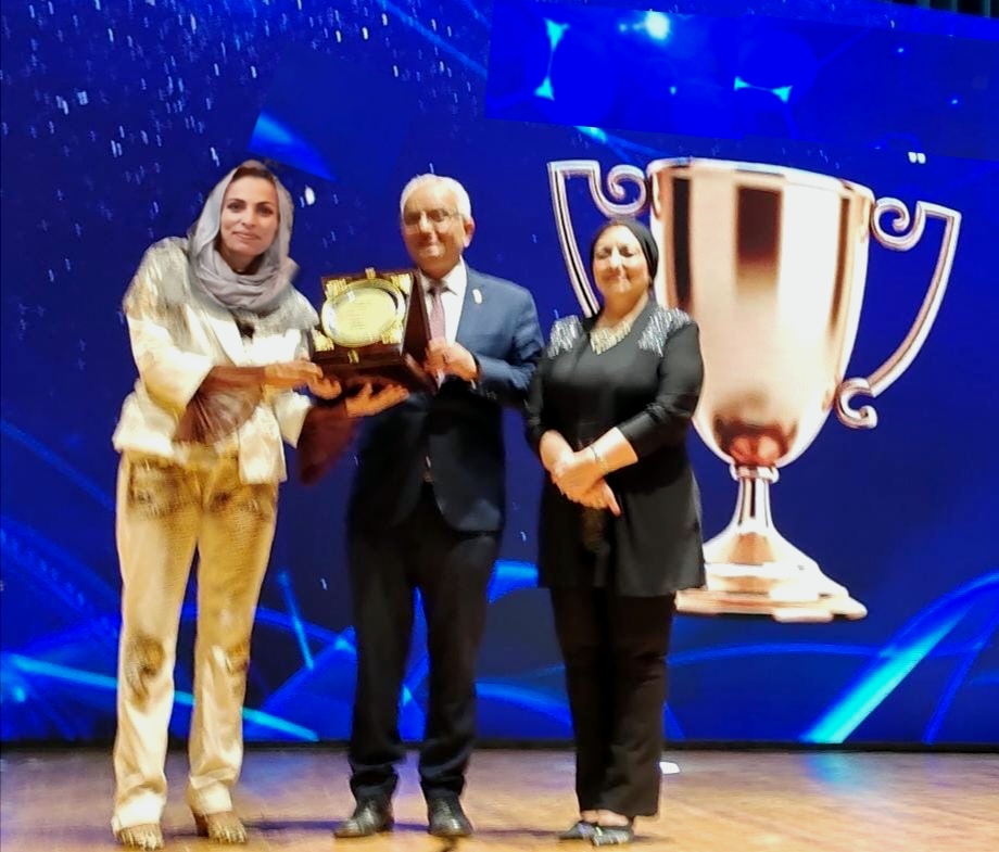 التعليم تهدي الكرداوي درع التكريم، لمجهوداتها في التحول الرقمي في التعليم. 