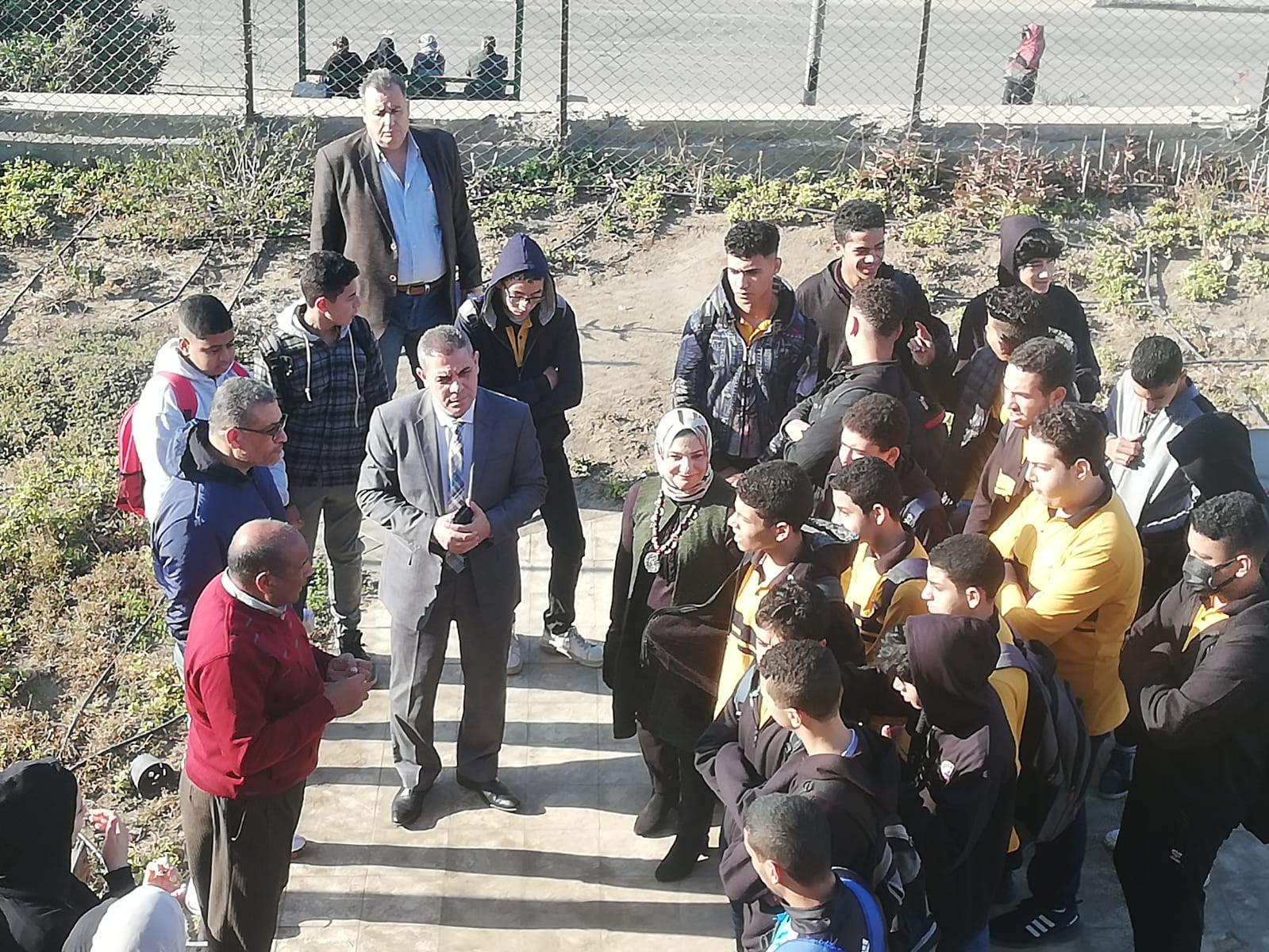 وكيل تعليم القليوبية يشارك الطلاب حصة عن الحفاظ على البيئة والتغيرات المناخية فوق سطح المدرسة