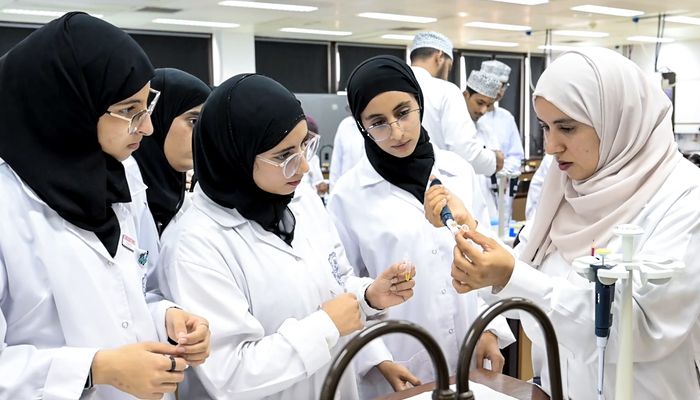 سلطنةُ عُمان تحتفل بعد غد بيوم المرأة العُمانية تحت شعار "المرأة شريكة في التنمية".