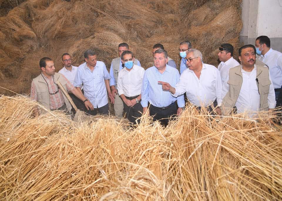 وزير قطاع الأعمال العام يتفقد مصانع شركة طنطا للكتان والزيوت