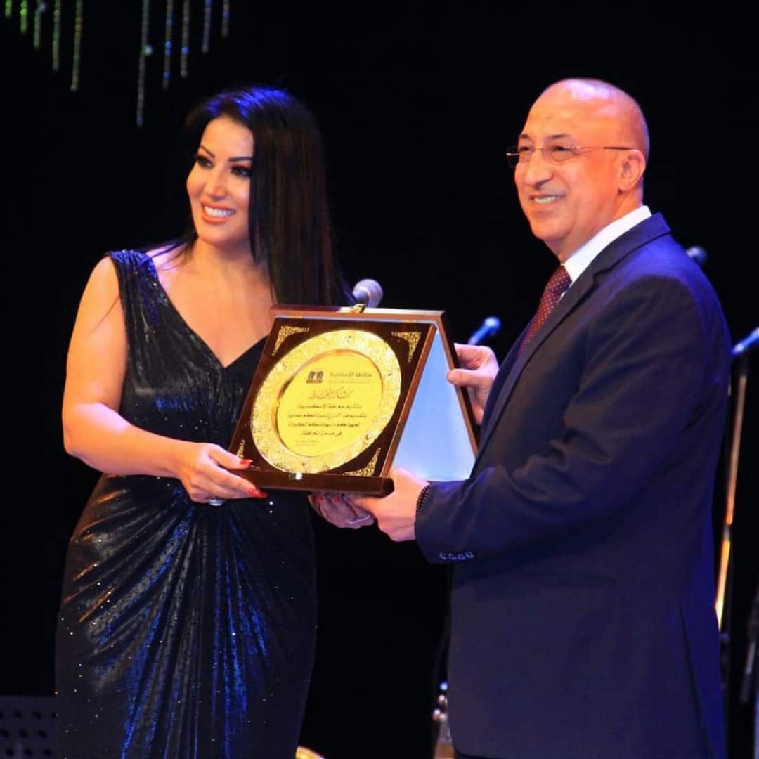 بالصور : محافظ الاسكندرية كرم النجمة سمية_الخشاب بمدينة الاسكندرية في عيد الميلاد ال70 