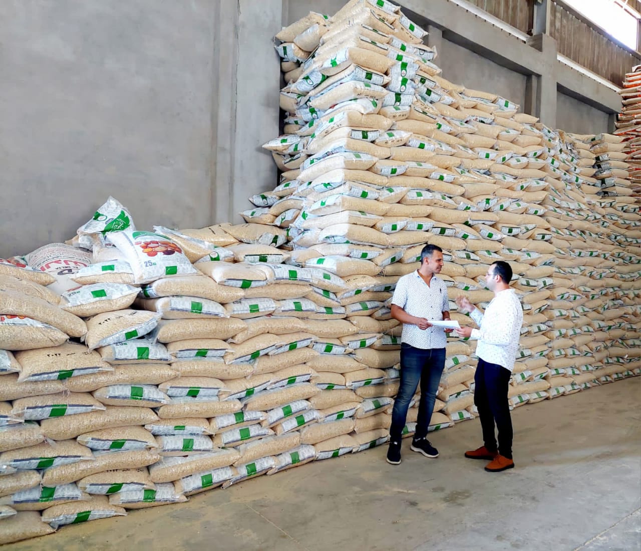 ضبط مصنع غير مرخص يقوم بتعبئه الحبوب داخل شكائر وتدوين معلومات تفيد انها مستوردة والتحفظ علي 1600 شيكاره حبوب 