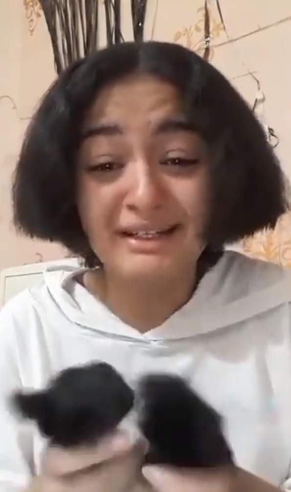 طالبة تنهار بالدموع وتقص شعرها بسبب تخرجها من الثانوية بنسبة منخفضة