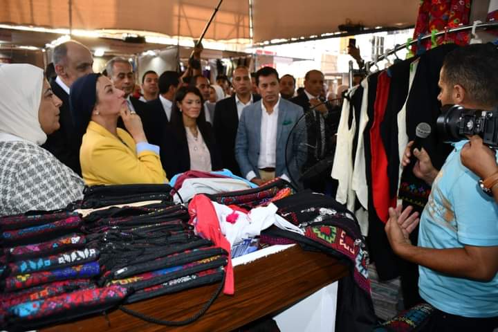 وزير الشباب يفتتح معرض"بيزنس يا شباب" للحرف والصناعات الصغيرة بحضور وزراء التعاون الدولى والبيئة والعمل والقنصل الكويتي بالقاهرة تحت رعاية رئيس مجلس الوزراء