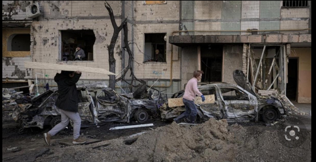 قتل 3 أشخاص جراء ضربة صاروخية روسية على مبنى سكني