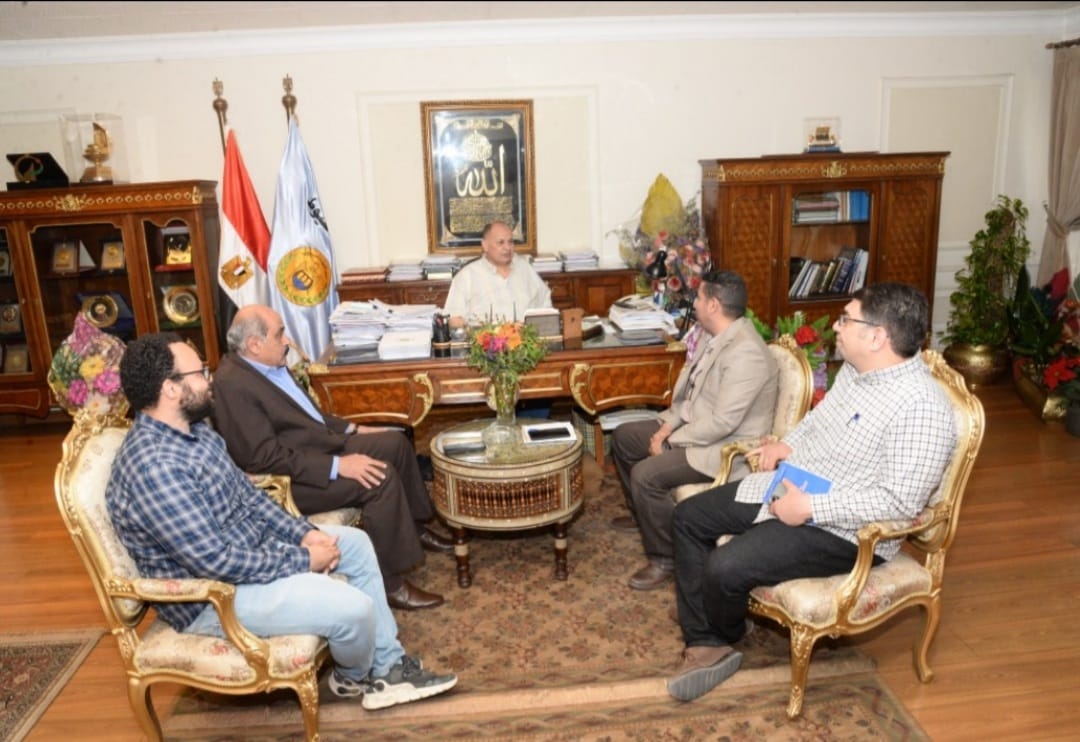 محافظ أسيوط يلتقى مسئولى شركة المقاولون العرب 