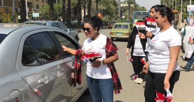 فتيات يتطوعن لمساعدة المواطنين فى التعرف على لجانهم بالاستفتاء