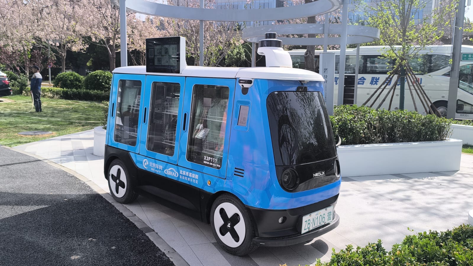 بالصور...الصين تطلق الباص الذكى بدون سائق فى شوارع بكين