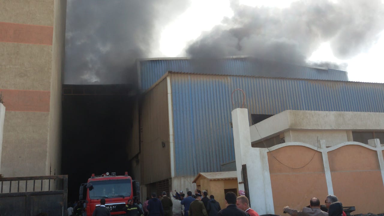 إصابة رقيب شرطة و3 عمال فى إخماد حريق بمصنع للصناعات الغذائية ببنى سويف