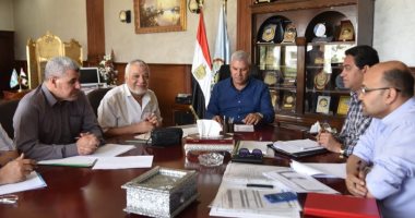 محافظ مطروح يراجع مراحل الانتهاء من الخطة الاستثمارية للعام المالى الجارى