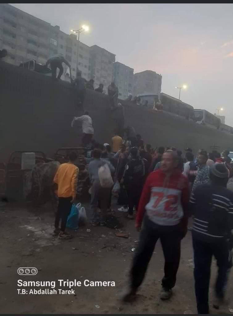 بالصور: سلالم خشبية وسيلة مواطني المرج