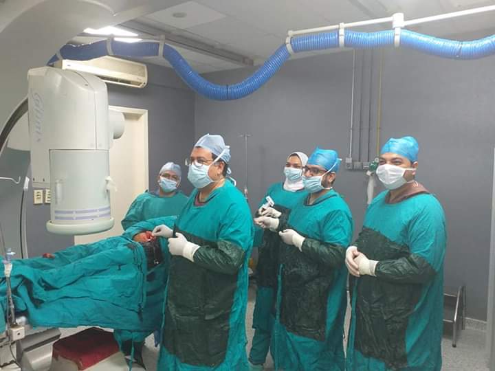 بالصور: أطباء جراحة مستشفي ٦ أكتوبر في مهمة داخل غرفة العمليات