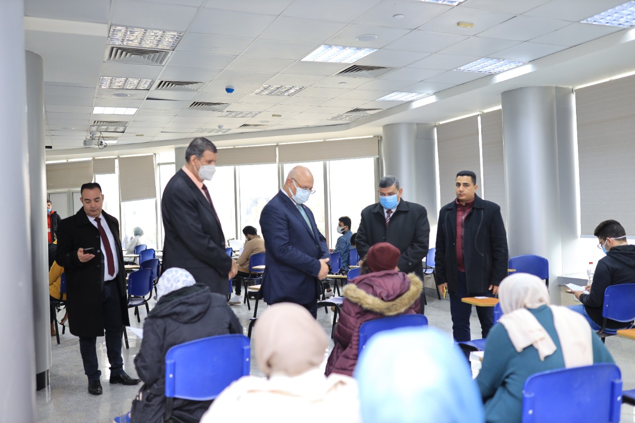 رئيس جامعة بنها يتفقد سير الامتحانات بمقر العبور