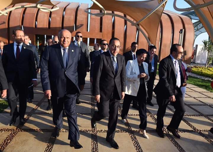 رئيس الوزراء يفتتح المنطقة الخضراء ويتفقد أجنحة الوزارات وعدداً من شركات القطاع الخاص