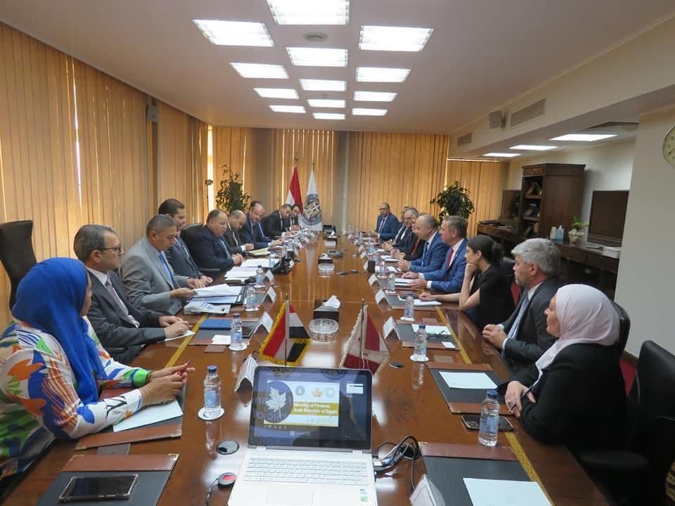 وزير المالية يلتقي وفد كندي لبحث سك العملات