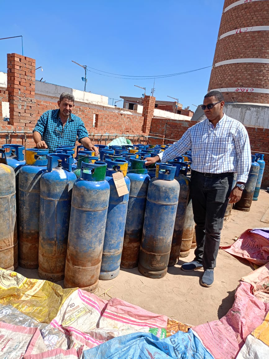 ضبط 120 اسطوانة غاز كبيرة مملوئة  داخل مصنع بدون ترخيص بالبحيرة