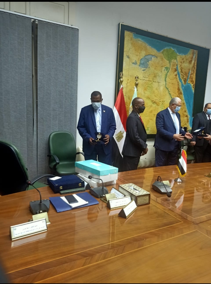 بالصور.... تكريم وزير الزراعة لنظيره السوداني عقب توقيع بروتوكول مشترك