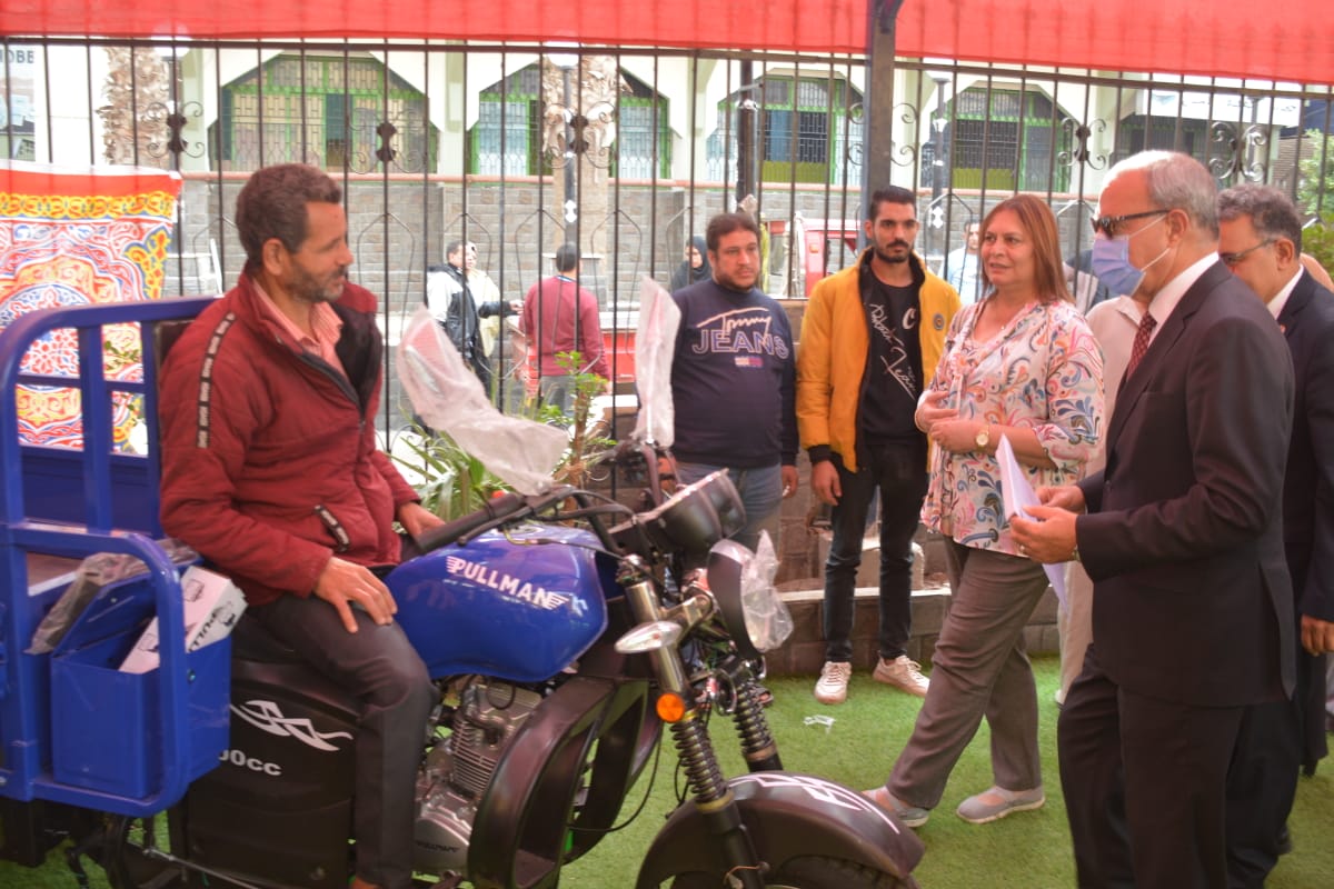 الهجان يشهد تسليم (تروسيكلات وماكينات خياطة) تحت شعار (ابدأ وإحنا معاك )