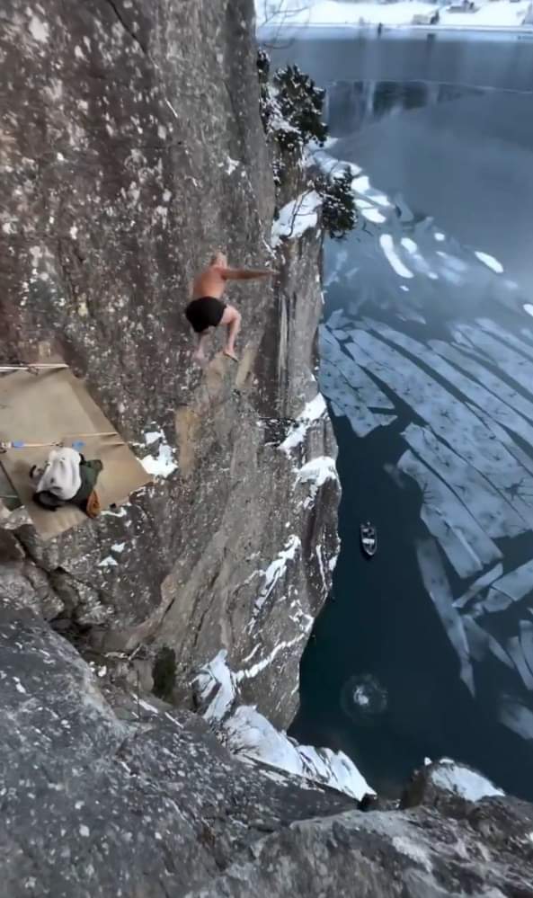 مشهد مرعب يحبس الأنفاس.. رجل يقفز من ارتفاع 40.5 متر ويغوص في المياه!