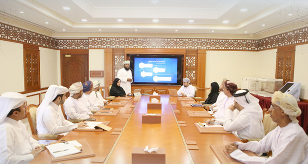 سلطنة عمان تستعرض تجربتها فـي التحول الرقمي للانتخابات أمام وفد قطري